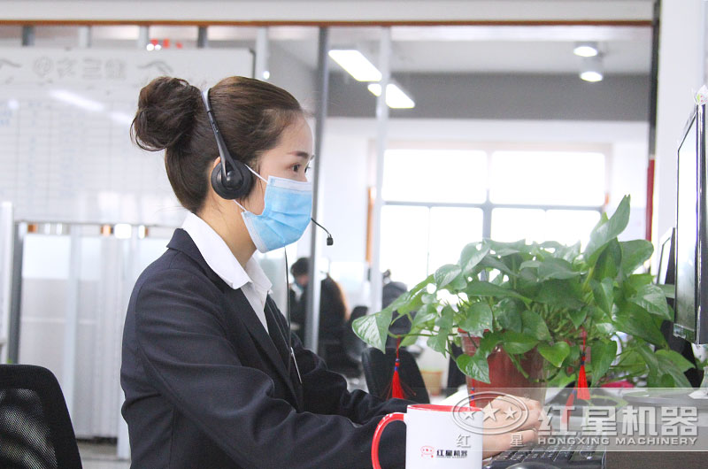24小時(shí)客服全身心工作，用專注點(diǎn)亮了責(zé)任