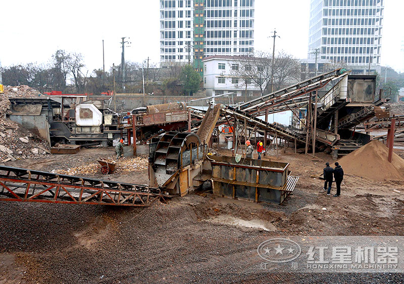 建筑垃圾制沙現(xiàn)場，配置車載制沙機(jī)